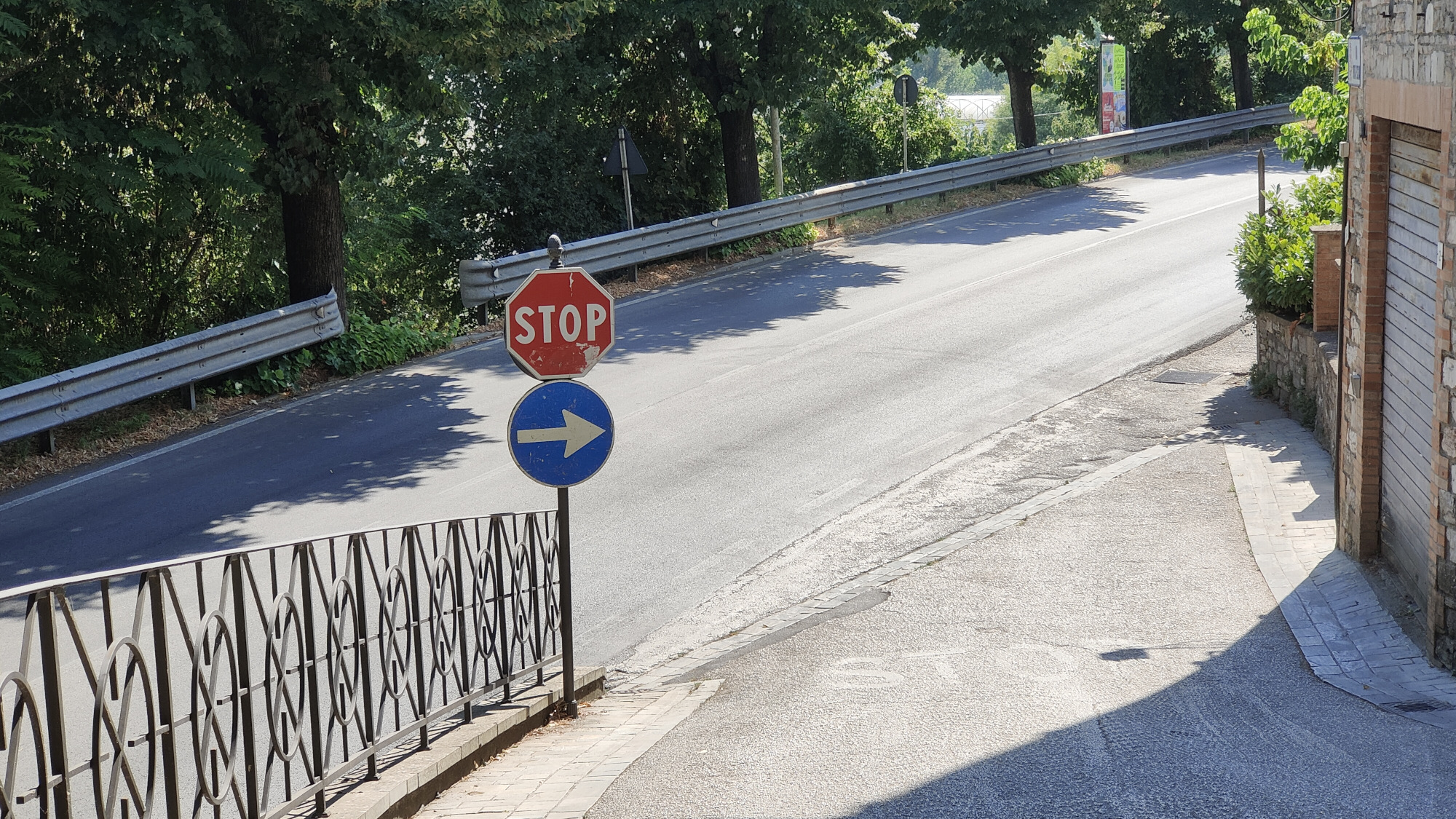 Cambia la viabilità nel centro storico di Marsciano, istituita la direzione obbligatoria a destra nell’immissione da via Porta Vecchia in viale Vittorio Veneto. 